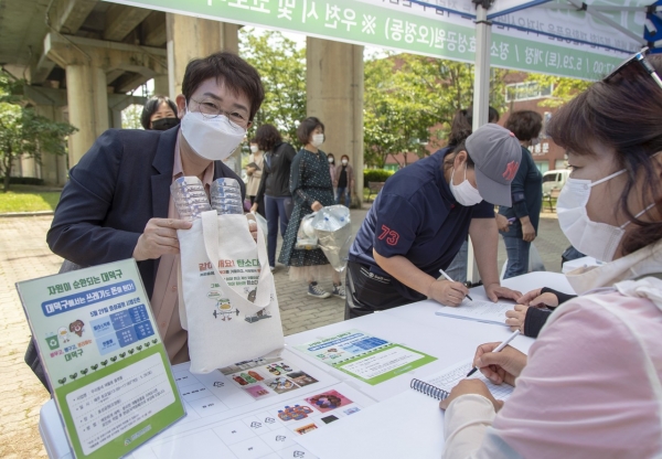 주민들에게 재활용의 가치를 알리는 ‘우리 동네 재활용 플랫폼’ 행사를 열었다.