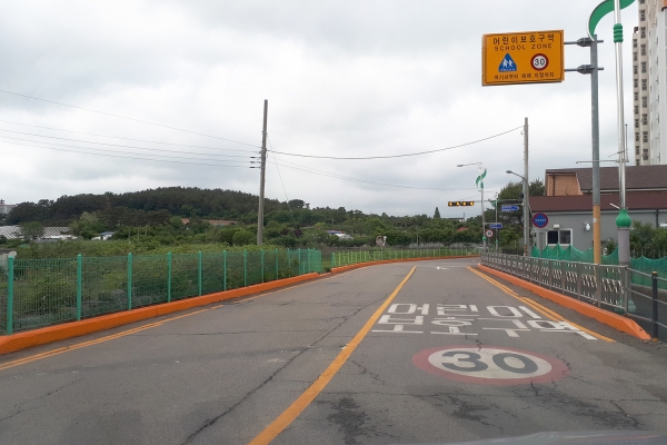 동문초 인근 어린이보호구역 내 오렌지 경계석 도색 장면