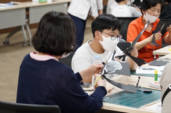 31일 경북 영주시 봉현면 국립산림치유원에서 진행된 숲속 문화공연 참가자들이 인형 만들기 체험을 하고 있다