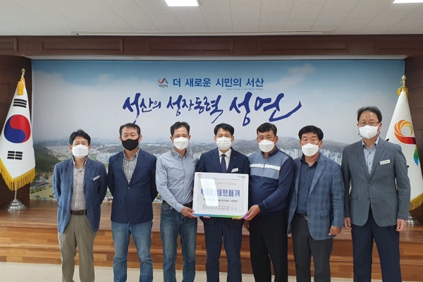 31일 성연면 농업단체에서 코로나 백신 접종어르신을 위한 진통해열제를 전달하는 모습