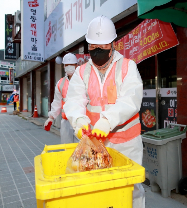 1일 환경미화원 현장체험에 나선 가세로 태안군수 모습.