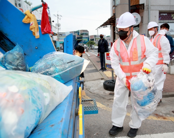 1일 환경미화원 현장체험에 나선 가세로 태안군수 모습.
