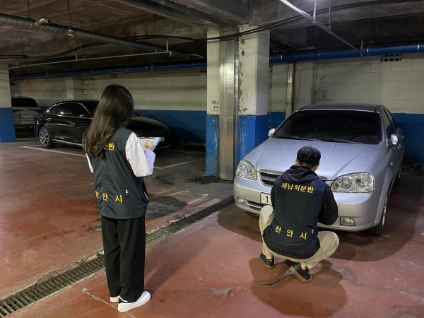 천안시 공무원들이 체납차량 번호판을 영치하고 있다.