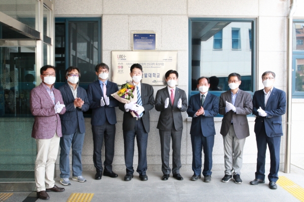 31일 교내 산학연협동관에서 용접접합 및 비파괴 분야의 발전에 공헌한 황선효 명예교수의 업적을 기리는 기념 동판 제막식을 가졌다.(왼쪽에서 네 번째 황선효 명예교수, 다섯 번째 최병욱 총장)