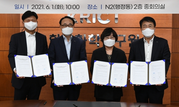 친환경 식각가스 개발 관련 업무협약식. 왼쪽부터 유원양 TEMC 대표, 유병옥 포스코 산업가스 수소사업부장, 이미혜 한국화학연구원장, 유성 RIST 원장.