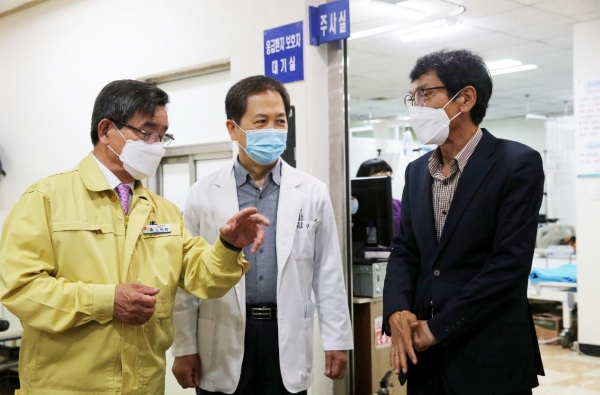 백신예방접종 현장을 찾아 격려하는 노박래 군수