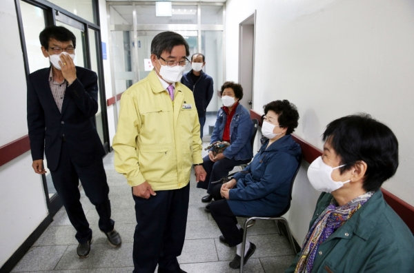 백신예방접종 현장을 찾아 격려하는 노박래 군수