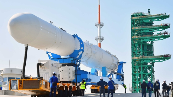 누리호 인증모델이 나로우주센터 제2발사대로 이동하고 있다.