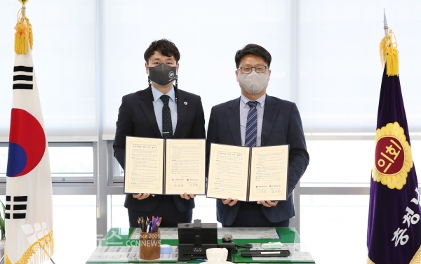 김성완 충남수어통역센터지원본부장과 신동헌 의회사무처장