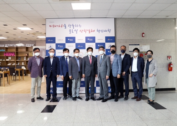 31일 한밭대학교 산학연협동관에서 4차 산업혁명 대응 인공지능 분야 R&D 협력 및 지원을 위한 업무협약을 체결하고 양 기관 관계자들이 함께 기념촬영을 하고 있다.(왼쪽부터 다섯 번째 한밭대 최병욱 총장, 여섯 번째 한국전자통신연구원 김명준 원장)