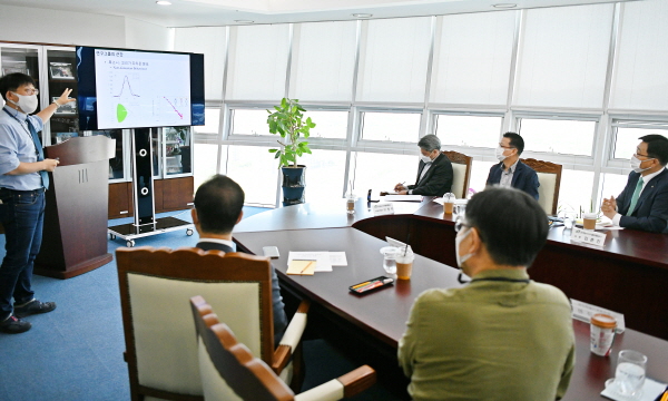 빅데이터 초청 특별강연 사진 * 한국농수산식품유통공사 김춘진 사장(오른쪽 첫번째), 한국과학기술연구원 김찬수 박사(왼쪽 첫번째)