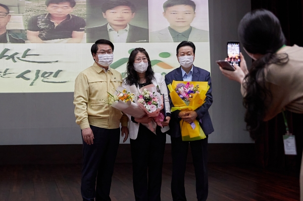 가정위탁모 남원숙씨 오세현아산시장과 표창 전수 후 기념사진
