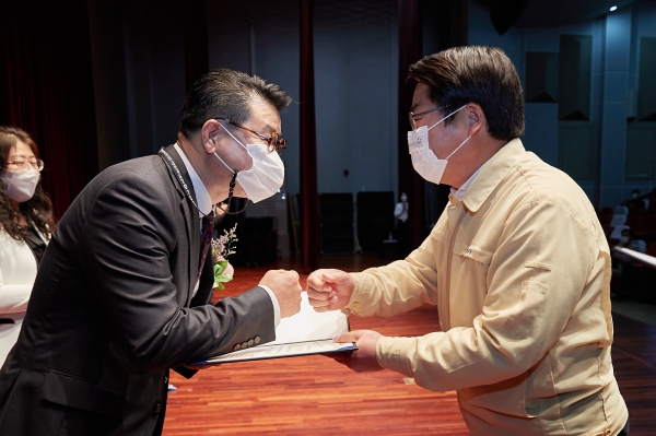 조삼혁 아산시건강가정·다문화가족지원센터장 대통령표창 전수 장면