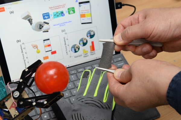 ETRI 연구진이 개발한 복합소재의 유연성을 보이고 있다.