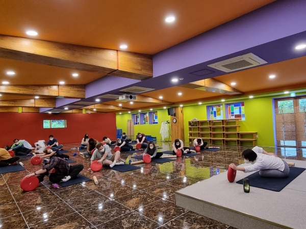 2일 경북 영주시 봉현면 국립산림치유원에서 진행된 외국인 대상 산림치유 프로그램에 참여한 고객들이 밸런스 테라피(Body therapy)를 체험하고 있다