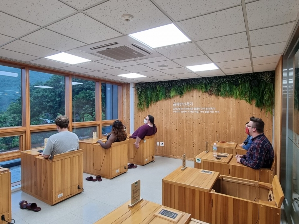 2일 경북 영주시 봉현면 국립산림치유원에서 진행된 외국인 대상 산림치유 프로그램에 참여한 고객들이 치유장비(Massage therapy)를 체험하고 있다.