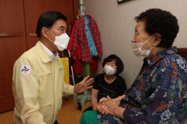 황인호 동구청장, 호국 보훈의 달 맞아 보훈대상자 위문