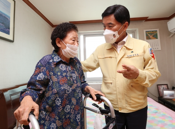 황인호 동구청장, 호국 보훈의 달 맞아 보훈대상자 위문