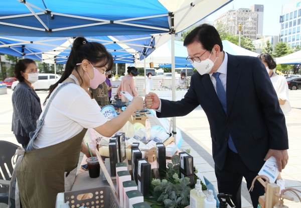 사회적경제 기업 장터에 참석한 장종태 구청장 모습