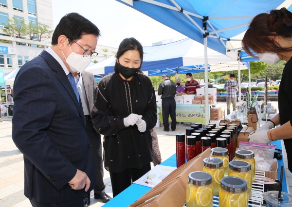 사회적경제 기업 장터에 참석한 장종태 구청장 모습