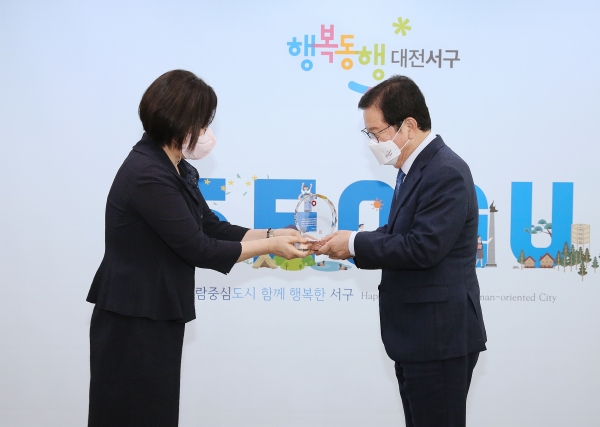 장종태 대전 서구청장은 2일 청사 갑천누리실에서 국민건강보험공단(이사장 김용익)으로부터 저소득층 건강보험료 지원을 통한 의료복지증진에 앞장선 공로로 감사패를 받았다.