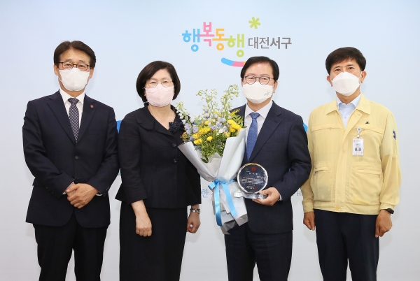 장종태 대전 서구청장은 2일 저소득층 건강보험료 지원을 통한 의료복지증진에 앞장선 공로로 감사패를 받았다.