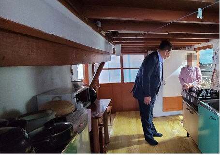 노종관 국장 독거노인 주거상태(천장) 확인 모습