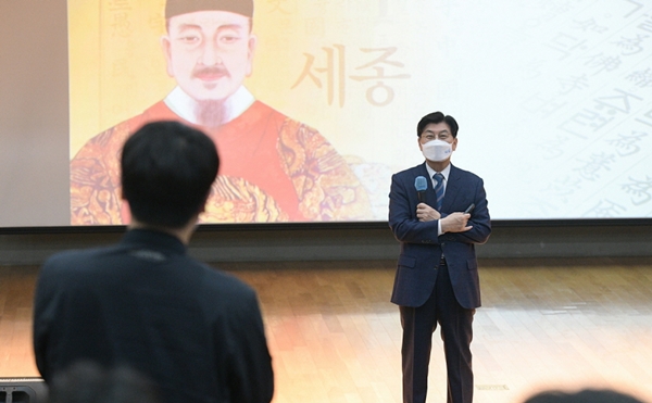 이춘희 세종시장이 신규, 전입 공직자 소통 한마당에서 한 직원의 질문을 듣고 있다.