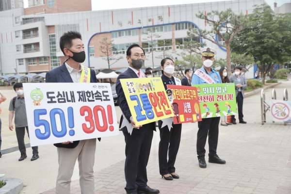 등굣길 교통안전 캠페인 진행 모습-환서초