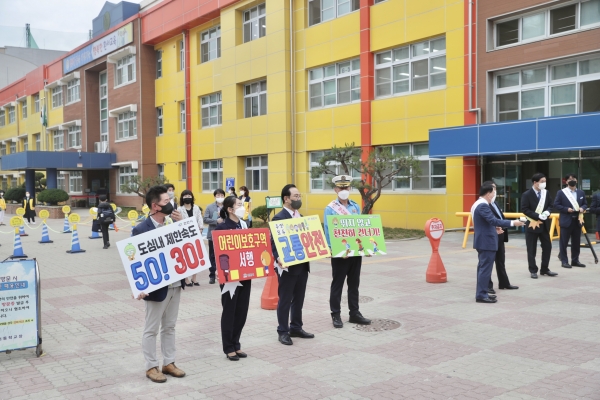 등굣길 교통안전 캠페인 진행 모습-환서초