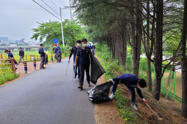 대전시설관리공단 직원들이 제26회 환경의 날을 맞아 갑천변 환경정화 활동을 하고 있다.