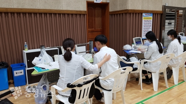 천안 병천고 학생들을 대상으로 특수건강진단 검사를 하고 있다.