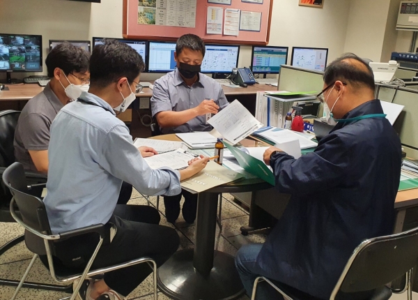 3일 교보생명빌딩에서 재난관리 실태 점검 중인 중구청 공무원과 관계자