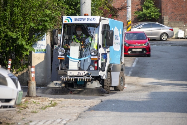 박정현 대덕구청장이 전기소형노면청소차에 직접 탑승해 대화동 일원의 골목길을 청소하고 있다