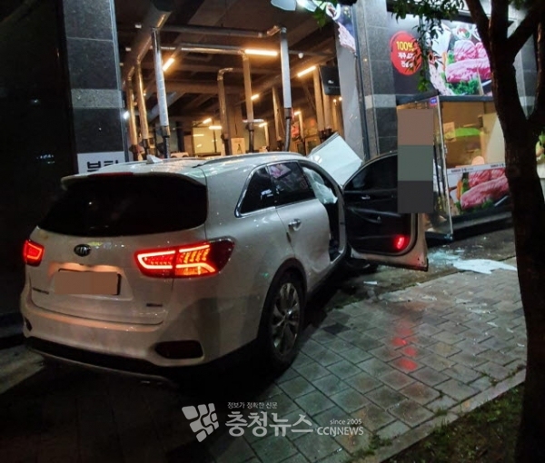 3일 오후 8시 25분께 SUV 차량이 대전 유성구 덕명동 한 도로 옆 고깃집으로 돌진했다.