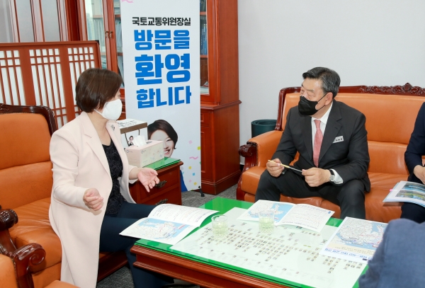 가세로군수 국도38호 이원-대산교량 국가상위계획 최종고시반영건의 국회방문(진선미 국토교통위원장)