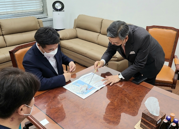 가세로군수 국도38호선 이원-대산교량 국가상위계획 최종고시반영건의 국회방문(윤호중 더불어민주당 원내대표)