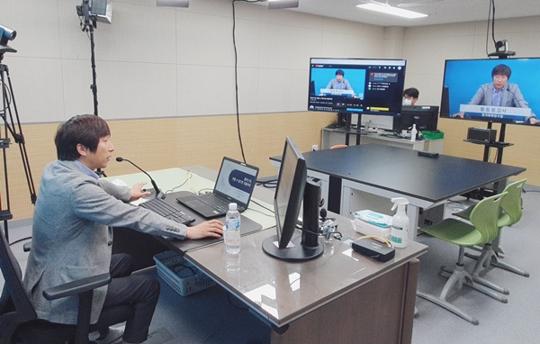 화학연구원 황동원 탄소자원화연구단장이 강의를 진행하고 있다.