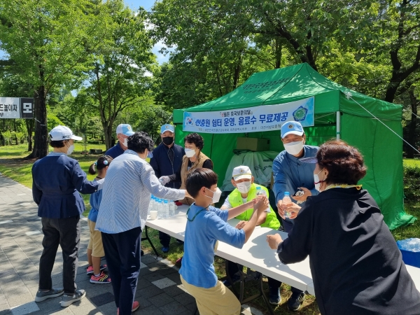 국립대전현충원 참배객들 위한 쉼터 제공 봉사활동 모습