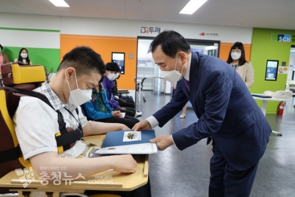 김지철 충남교육감이 지난 3일 충남발달장애인훈련센터 직업체험 프로그램에 참여한 서산중앙고등학교 학생들에게 수료장을 수여하고 있다.