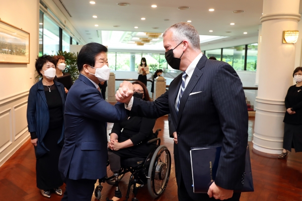 박병석 국회의장이 4일 국회의장 공관에서 미국 민주당 태미 덕워스 의원, 공화당 댄 설리번 의원 등 미 상원 대표단의 예방을 받고 한미 양국의 현안에 대해 의견을 나눴다.
