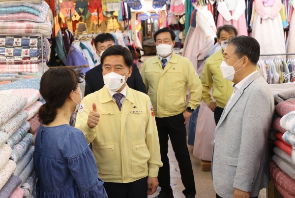 중앙시장 장보기 행사에 동참 중인 황인호 구청장