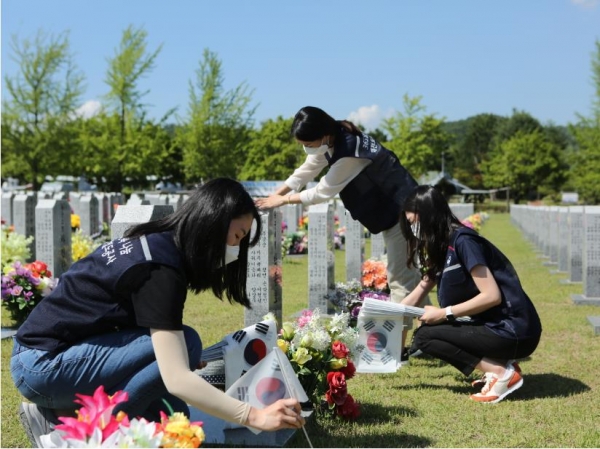 4일 대전현충원을 찾아 ‘1사 1묘역 가꾸기’봉사활동 모습
