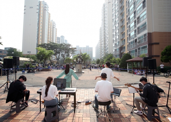 5일 오후 복수동 초록마을 리슈빌 아파트에서 '찾아가는 발코니 음악회' 공연을 감상하는 주민들 모습