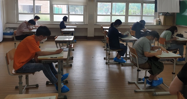 지방공무원 임용시험 필기시험 치르는 응시자들.