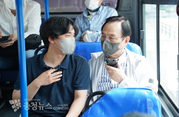 박상돈 시장이 시내버스에서 시민과 대화를 나누고 있다.