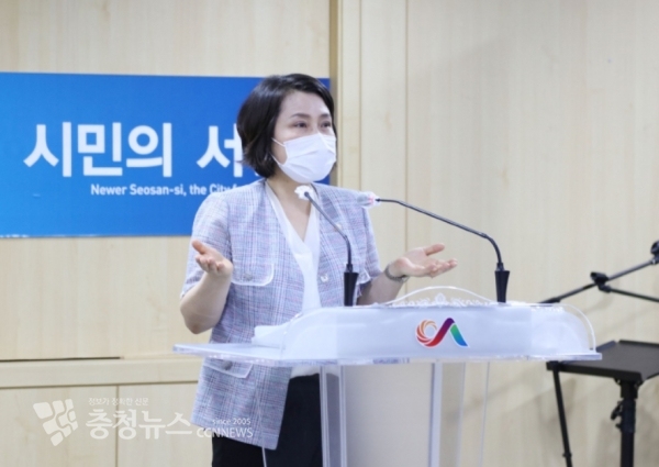 툭강 하는 이연희 서산시의회 의장