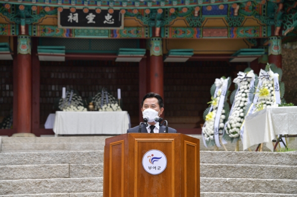 현충일 행사에서 추도사를 하고 있는 박정현 군수