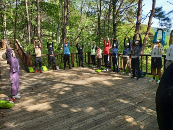 7일 경북 영주시 봉현면 국립산림치유원에서 진행된 코로나 숲케어에 참여한 경북도청 공무원들이 숲에 안기다 프로그램을 체험하고 있다.