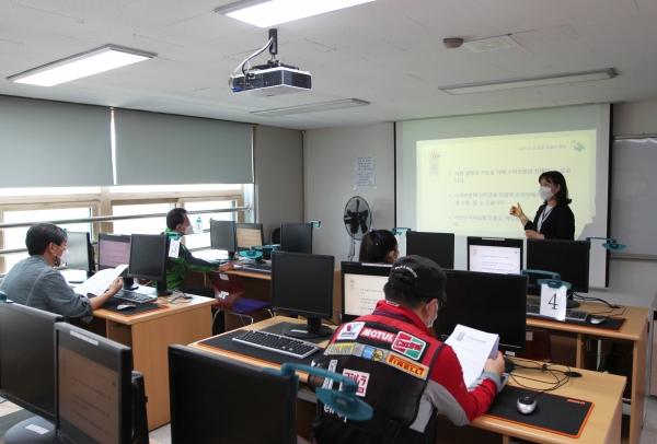7일 유성구는 구청 전산교육장에서 ‘디지털역량 격차 해소 교육’을 실시하고 있다